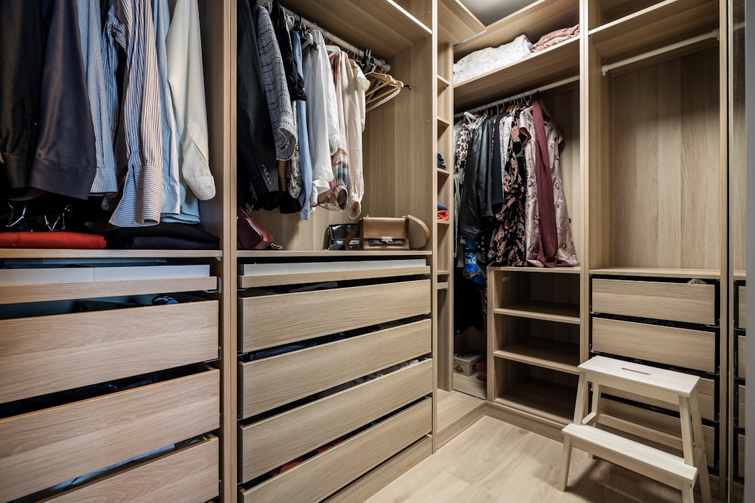 Jak zaprojektować garderobę z meblami na wymiar? Praktyczne porady i inspiracje