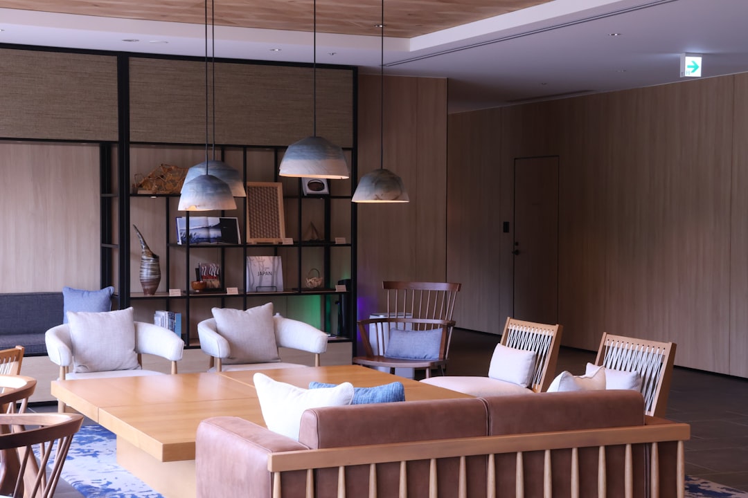 Jak łączyć meble drewniane z oświetleniem LED? Praktyczne porady